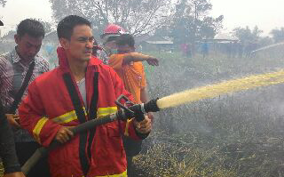 Bupati Tanjab Timur ikut bersama petugas memadamkan api yang membakar lahan warga di Tanjab Timur